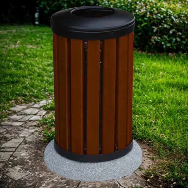 Kosz wolnostojący z betonową podstawą KONSTANT WOOD 45 w parku