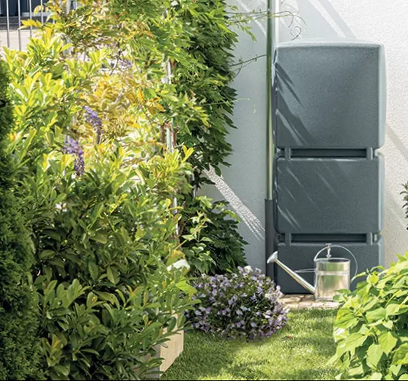 Zbiornik na deszczówkę dekoracyjny premium JUMBO 800 L w ogrodzie