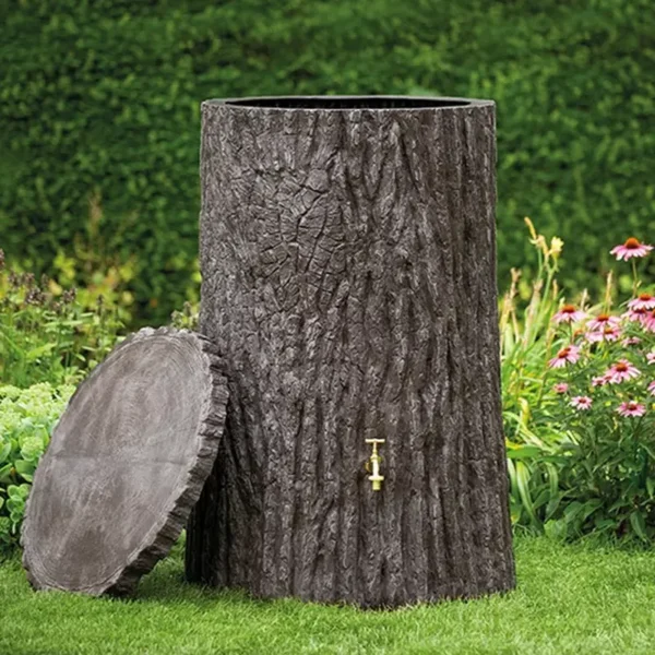Zbiornik na deszczówkę ozdobny pień EVERGREEN 475L w ogrodzie
